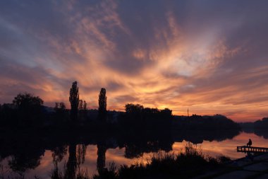 Gölde gün batımı