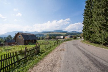 Karpat Dağları'nda yol