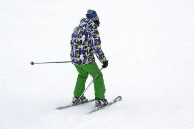 İnsanlar kış spor giyim Kayak ve kış aylarında dağlara gidiyor.