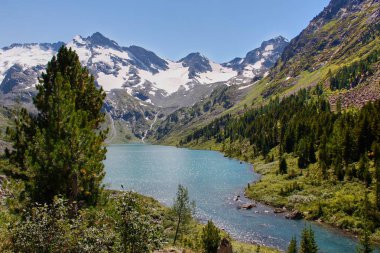 güzel dağ gölü ile peyzaj