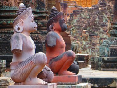 Angkor, Kamboçya - Mar 12 2017:2 maymun Tanrı heykelleri Banteay Srei Tapınağı Angkor, Kamboçya için adımlar