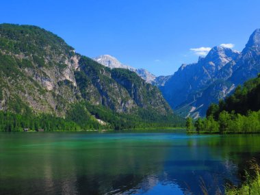 Grunau, Avusturya. 15 Haziran 2017: dağlar arka planda bir göl yansıtan