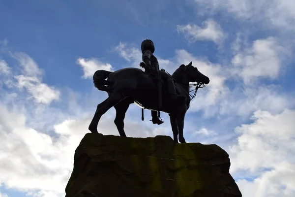 Statue eines Mannes auf einem Pferd — Stockfoto