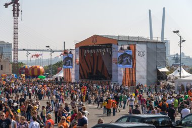  Merkezi kare Vladivostok onuruna kutlama kaplan günün.