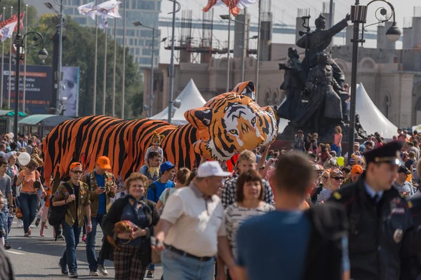 Карнавальная процессия в честь Дня тигра . — стоковое фото