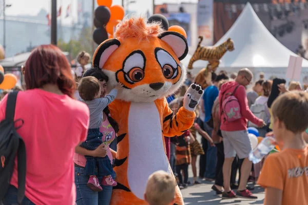 Karnevalståget i ära av Tiger dagen. — Stockfoto