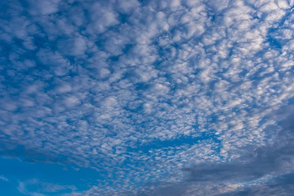 Cielo con nuvole bianche. — Foto Stock