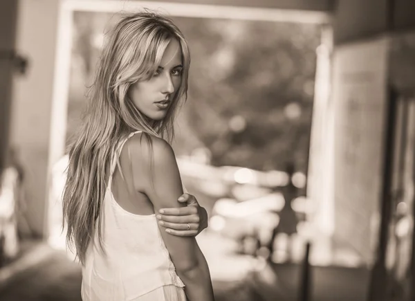 Retrato de una hermosa joven. — Foto de Stock