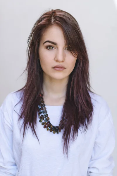 Mujer joven con ojos verdes . — Foto de Stock