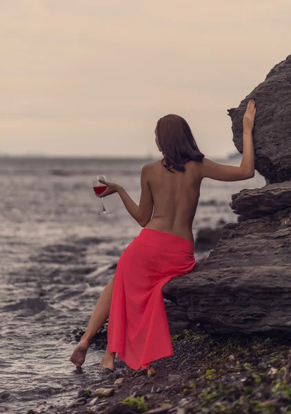 Mujer vestida con copa de vino . —  Fotos de Stock
