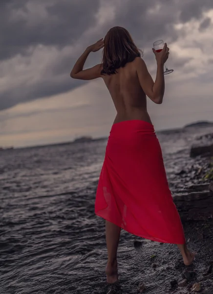 Frau im Kleid mit einem Glas Wein. — Stockfoto