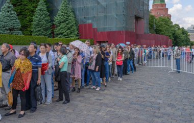 Sıra Lenin'in Mozolesi bekleyenler.