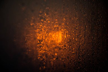 Damla cam bokeh arka plan üzerinde.