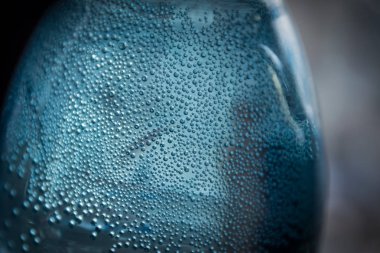 su veya içki şişesiyle oksijen kabarcıkları. 