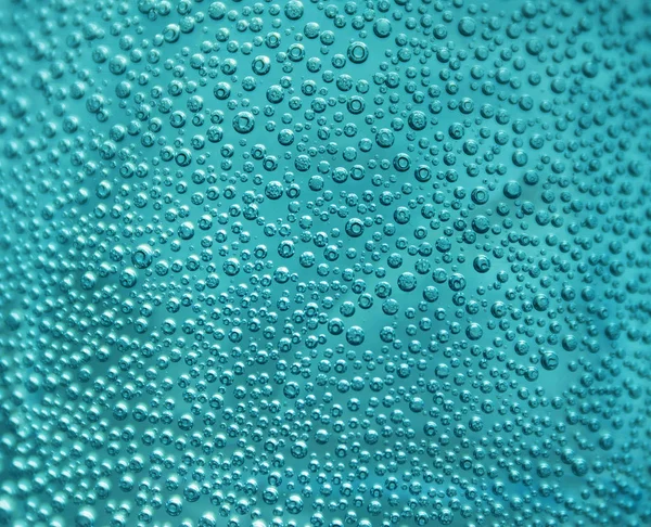 Кислородные пузырьки в бутылке с водой или питьем . — стоковое фото