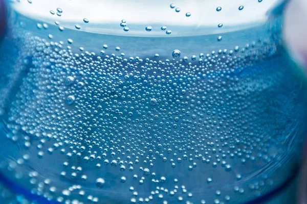 Bubliny kyslíku v láhvi s vodou nebo nápoj. — Stock fotografie