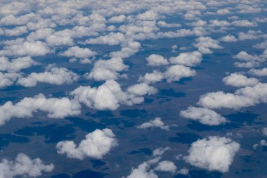 Gökyüzündeki bulutlar.