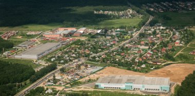 Dünya yüzeyinin üzerinde uçaktan görüntüleme.