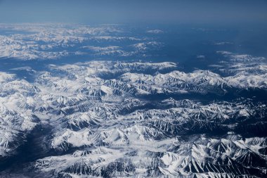 karla kaplı dağlar.