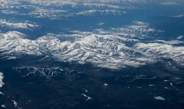 雪をかぶった山々. — ストック写真