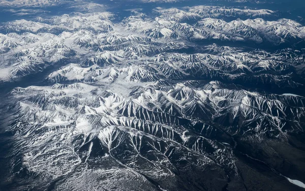 Montagnes enneigées . — Photo