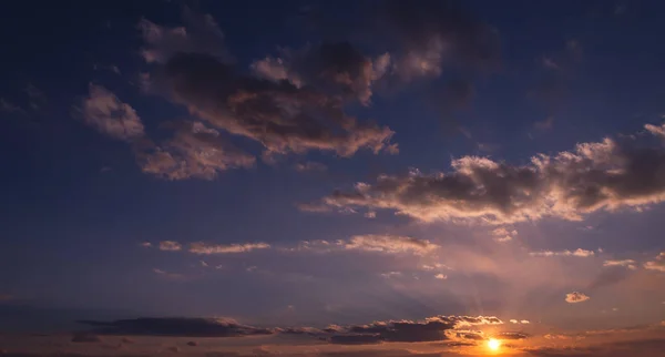 Dramatische zonsondergang hemel. — Stockfoto