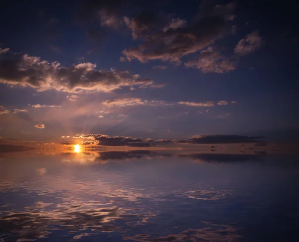 Puesta de sol reflejada en el agua . —  Fotos de Stock