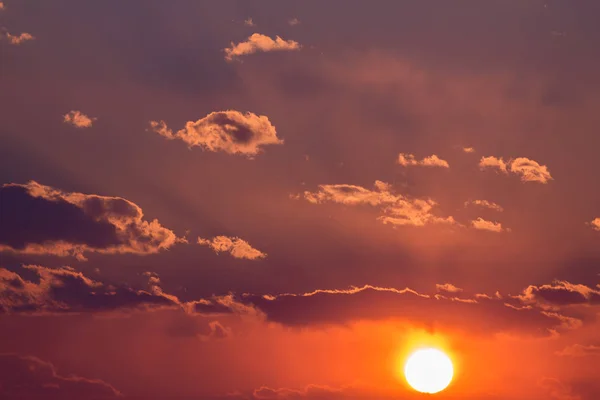 Céu de pôr-do-sol dramático. — Fotografia de Stock