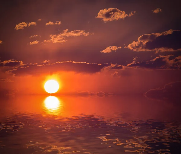 Zonsondergang weerspiegeld in water. — Stockfoto