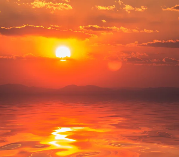 Por do sol refletido na água . — Fotografia de Stock