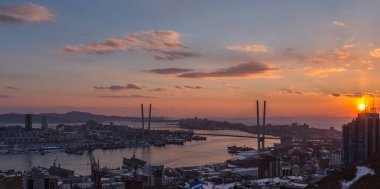 Vladivostok cityscape, gün batımı.