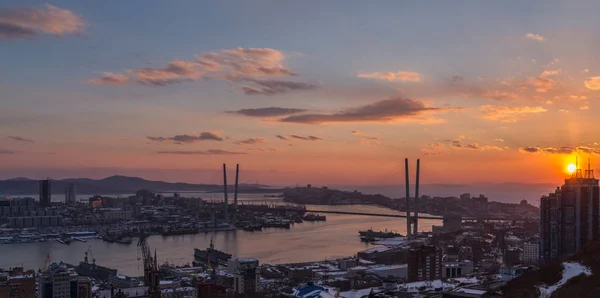 Vladivostok cityscape, apus de soare . — Fotografie, imagine de stoc