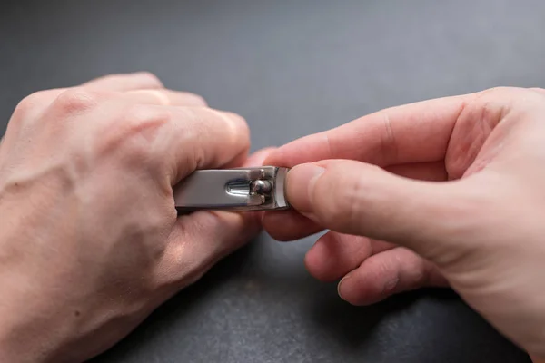 Manicure mão com cortador de unhas . — Fotografia de Stock