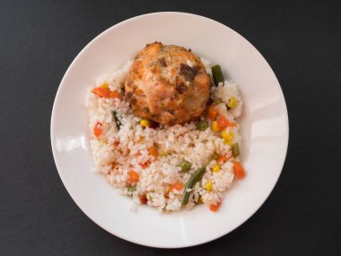 Balık göğsü pirinç ile.