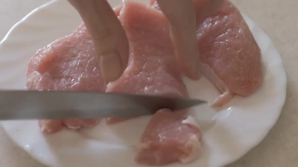 Нарізати м'ясо. Вибірковий фокус . — стокове відео