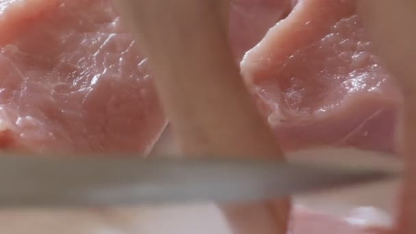 Taglio la carne. Focus selettivo . — Video Stock