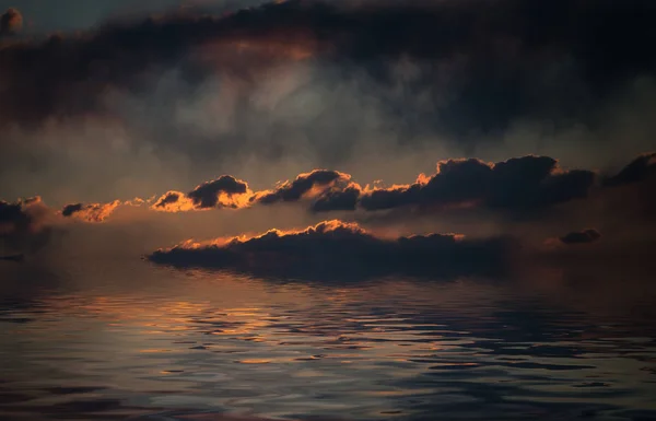 Nuvens refletidas na água. — Fotografia de Stock