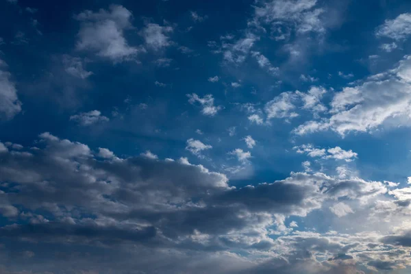 Lucht met wolken. — Stockfoto