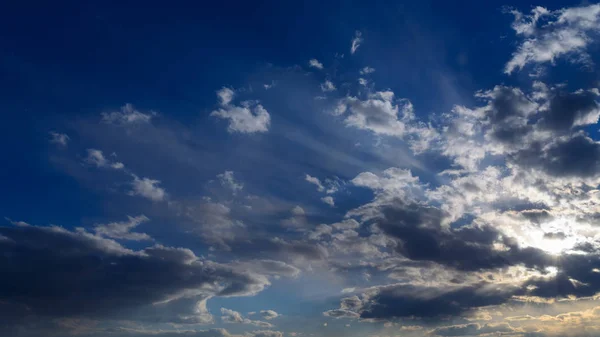 Φύση backgroun - σύννεφα στον ουρανό. — Φωτογραφία Αρχείου