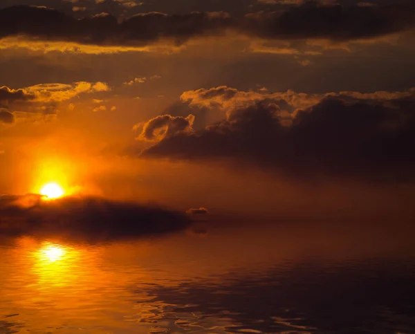 Coucher de soleil dramatique avec nuages . — Photo