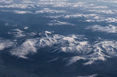 Dünya yüzeyinde uçakta üzerinden görüntülemek.