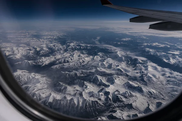 Uitzicht vanaf vliegtuig op aarde oppervlak. — Stockfoto