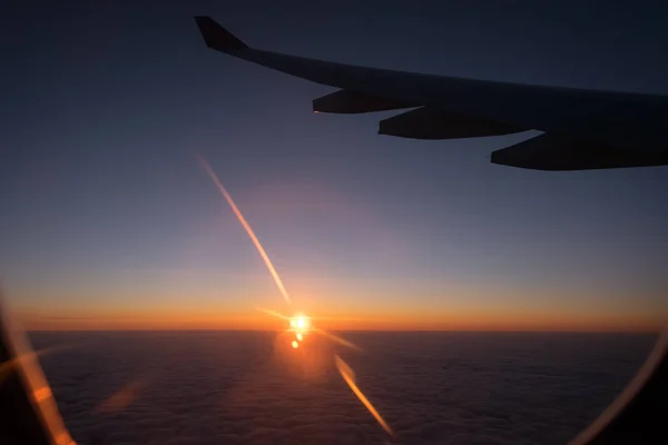 Vleugel van een vliegtuig bij zonsopgang. — Stockfoto