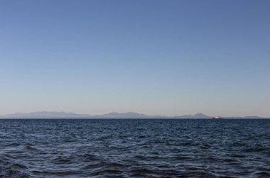 Balıkçı tekneleri ile deniz manzarası.