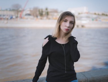 Mavi gözlü kadın..