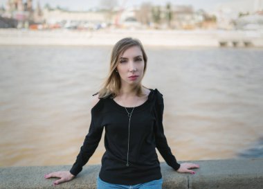 Mavi gözlü kadın..