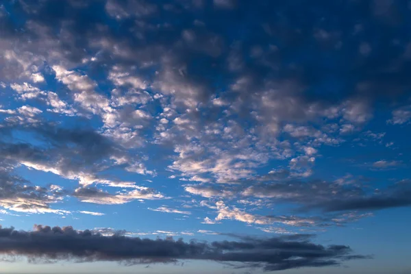 Dramatik gün batımı gökyüzü.