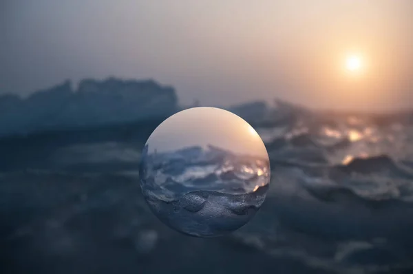 Cam Küre içinde donmuş deniz üzerinde buz kristalleri. — Stok fotoğraf