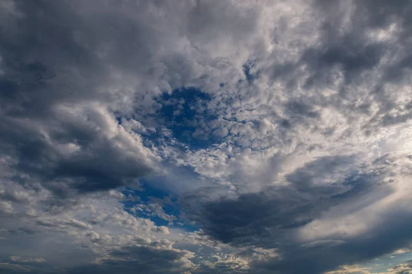 Dramatisk solnedgång himmel. — Stockfoto