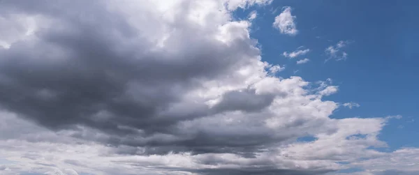 Blå himmel med vita moln. — Stockfoto